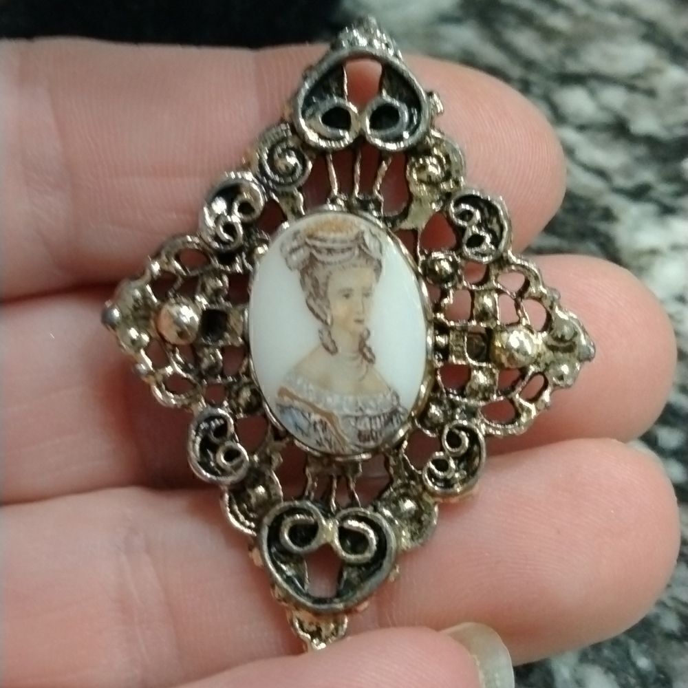 Vintage Brooch    - Picture 2 of 4